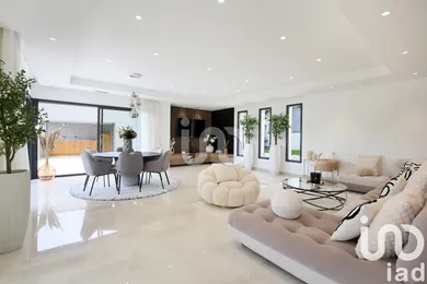 Architectural house at Aureville (31320)