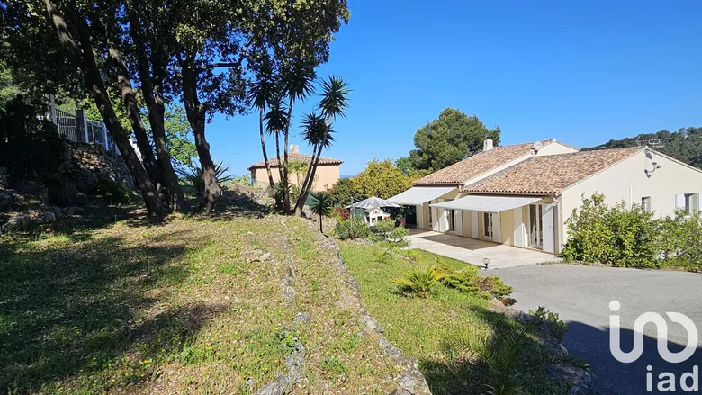 Maison 8 pièces 160 m² · à Six-Fours-les-Plages · 160 m² · 2 600 €/mois
