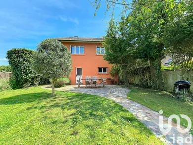 Traditional house at Mandres-les-Roses (94520)