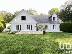 Domain at Mézières-sur-Seine (78970)