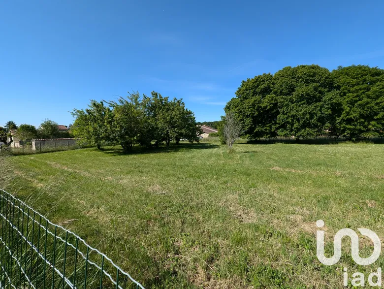 Terrain à bâtir à Louzac-Saint-André (16100) · 32 000 €