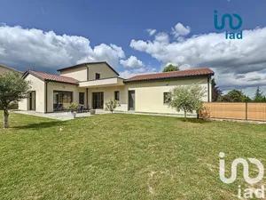 Architectural house at Lupé (42520)