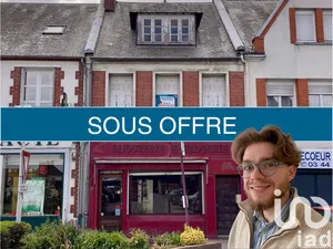 Building at Crèvecœur-le-Grand (60360)