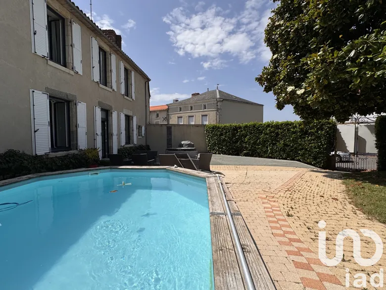 Maison 9 pièces 284 m² · à La Châtaigneraie · 284 m² · 305 000 €