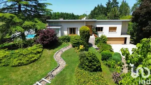 Architectural house at Beaulon (03230)