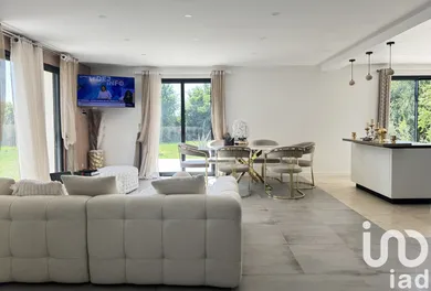 Architectural house at Houdan (78550)