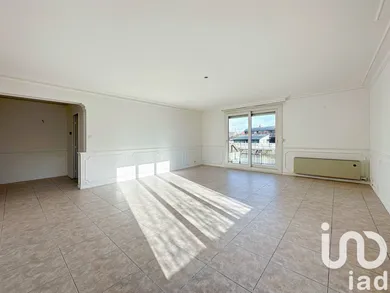 Apartment in Sens (89100)