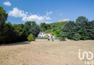 Traditional house at Fontaine-de-Vaucluse (84800)