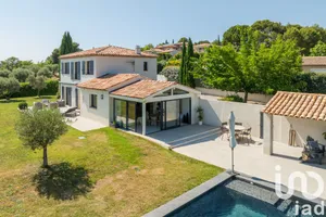 Architectural house at Éguilles (13510)