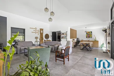 Maison à rognes (13840)