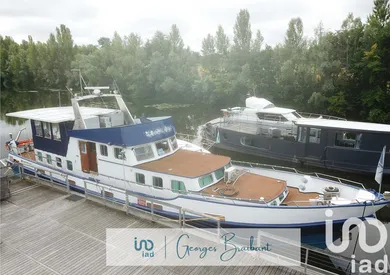Barge at Verneuil-sur-Seine (78480)