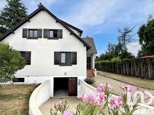 Traditional house at Perthes (77930)