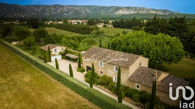 Mas at Cheval-Blanc (84460)