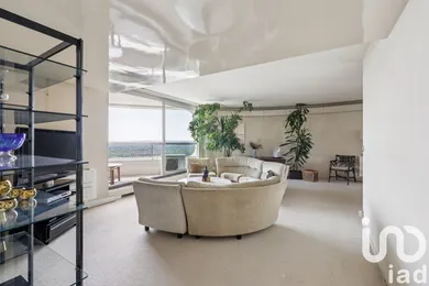 Apartment in Puteaux (92800)