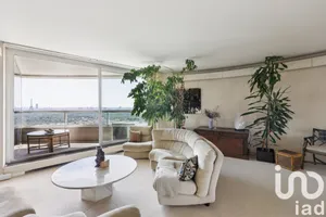 Apartment in Puteaux (92800)