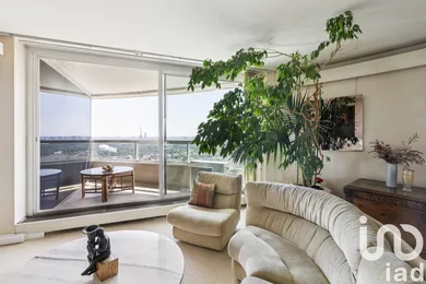 Apartment in Puteaux (92800)