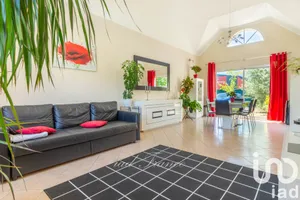 House at Plaisir (78370)