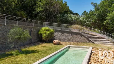 Architectural house in Rochefort-du-Gard (30650)