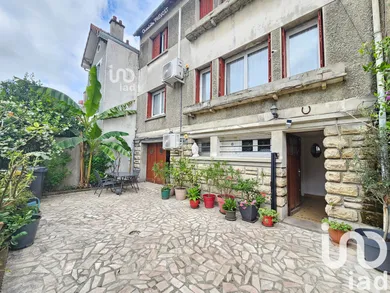 Building at La Courneuve (93120)