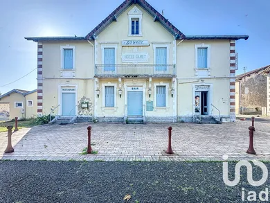 Building at Arengosse (40110)