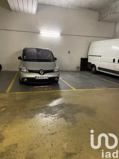 Parking in Paris (75011)