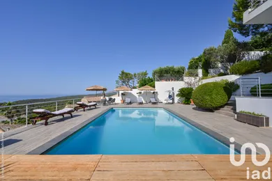 Architectural house at Carnoux-en-Provence (13470)