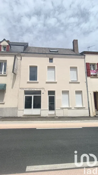 Building at Coron (49690)