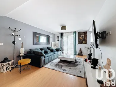 Apartment in Mandres-les-Roses (94520)
