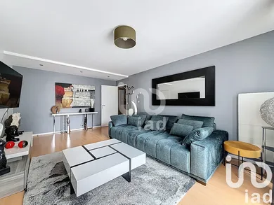 Apartment in Mandres-les-Roses (94520)