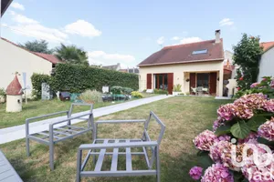 Mansion at Saulx-les-Chartreux (91160)