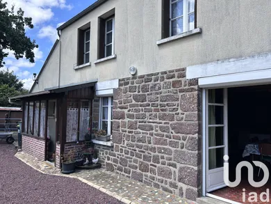 Traditional house at Moyon (50860)