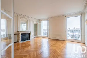 Apartment at Paris (75008)