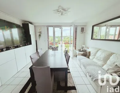 Apartment in Le Mesnil-le-Roi (78600)