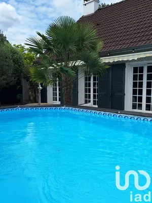 Traditional house at Médan (78670)