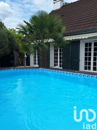 Traditional house at Médan (78670)