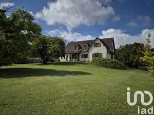 Architectural house in Pont-sur-Yonne (89140)