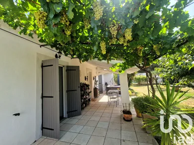 House at Eyragues (13630)