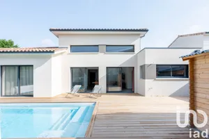 Architectural house in Le Haillan (33185)