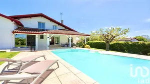 Maison traditionnelle à Amendeuix-Oneix (64120)