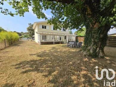 House at Salles (33770)