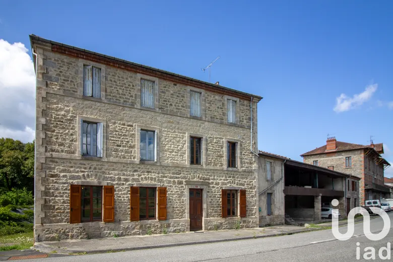 Maison 10 pièces 260 m² · à Vertolaye · 260 m² · 110 000 €