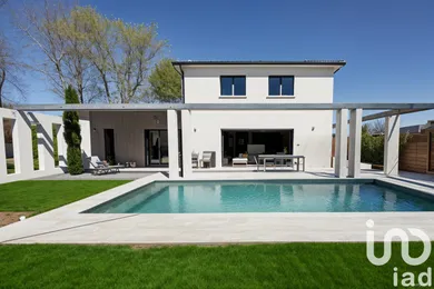 Architectural house at Saint-Aubin-de-Médoc (33160)