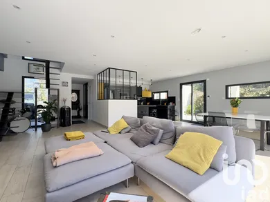 Architectural house at Saint-Aubin-de-Médoc (33160)