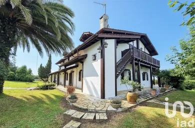 Domain at Villefranque (64990)