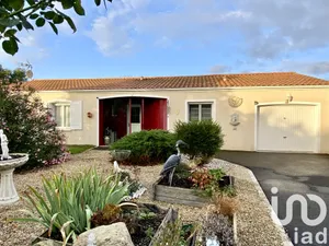 House at Coulon (79510)