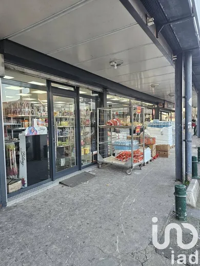 Building at Mantes-la-Ville (78711)