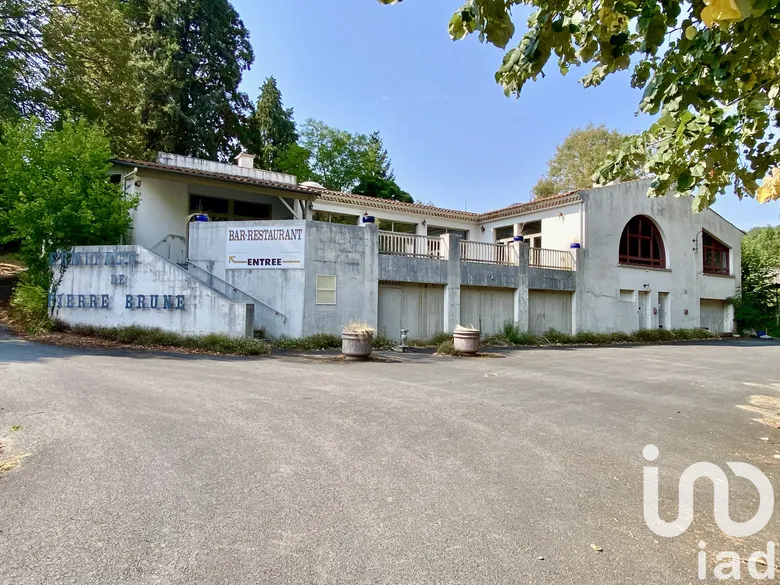 Maison 8 pièces 620 m² · à Mervent · 620 m² · 298 000 €