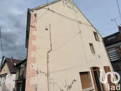 Immeuble à Désertines (03630)