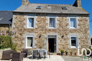 House at PLOUGUENAST (22150)