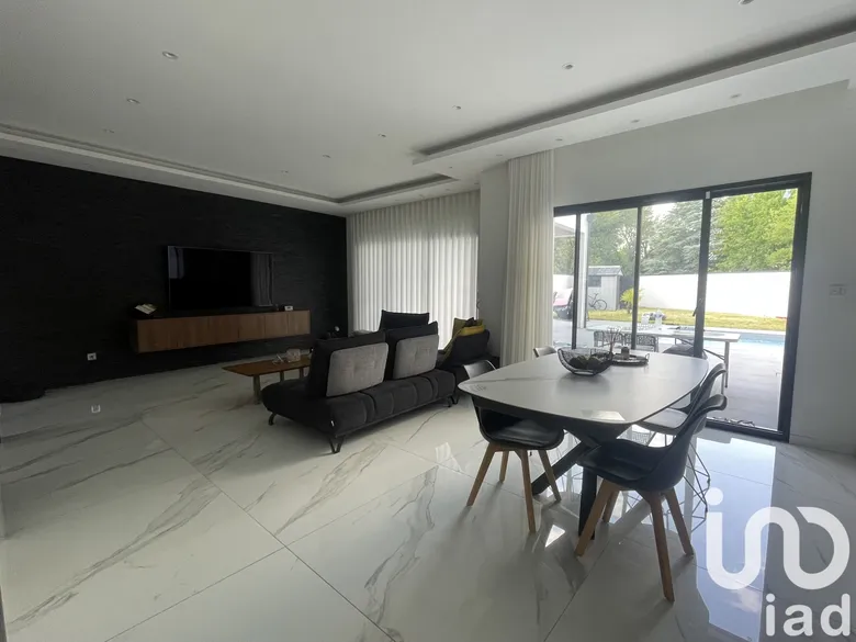 Maison 8 pièces 221 m² · à Joué-lès-Tours · 221 m² · 690 000 €
